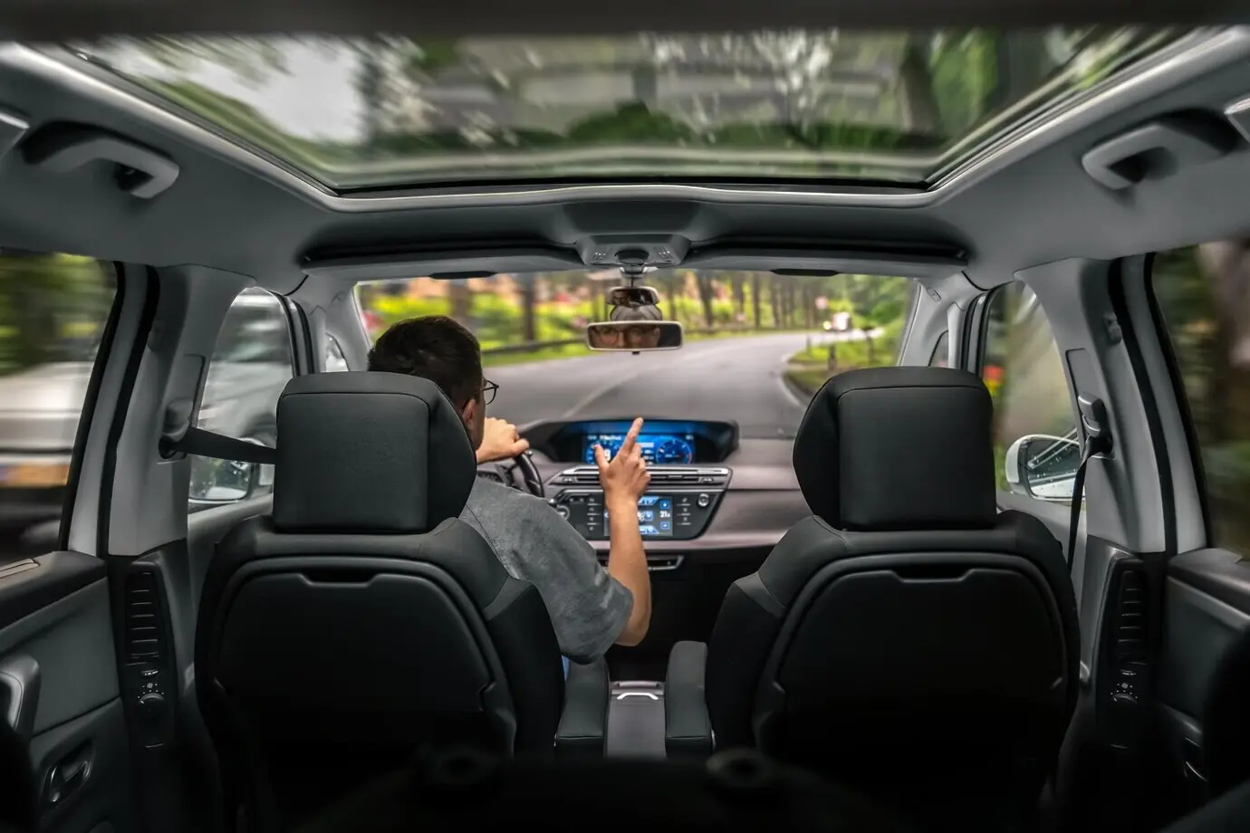 Водитель в движении: поездка на автомобиле по лесной дороге с динамическим размытием.