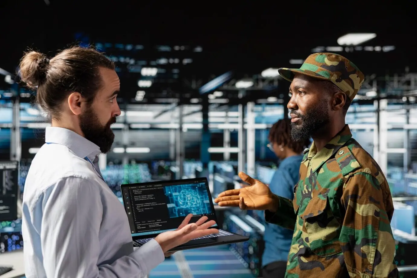 Разнообразные военные ИТ-эксперты в дата-центре осуществляют надзор за автономными оборонными системами.